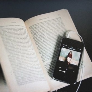 Чому не рекомендується читати і слухати музику одночасно?